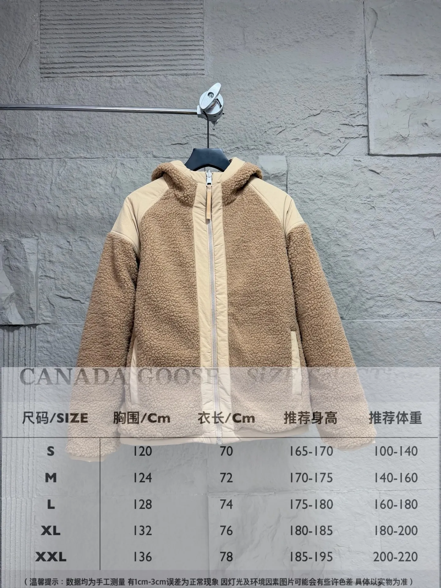 𝐂𝐀𝐍𝐀𝐃𝐀 𝐆𝐎𝐎𝐒𝐄/Canada Goose Reversible Lamb Wool Hooded Jacket ▫️Wear it twice, unlocking two styles, taking into account both texture and practical wear. ▫️One side is made of fluffy lambswool fabric, which has a full and soft texture, is skin-friendly, locks in warmth, has a dense velvet feel and is not easy to shed; ▫️The other side is made of anti-wrinkle nylon woven fabric, which has a fine texture, is lightweight and wind-resistant, and is easy to take care of daily. ▫️Classic raglan cut, loose and not bulky, suitable for many body shapes; hooded design, windproof and neck protection, more secure for autumn and winter travel. ▫️Metal zippers and snap pockets, neat and precise routing, exquisite details, and practical storage. ▫️Low-key logo, simple and high-end, unobtrusive brand texture. COLOUR: Black Gray Khaki color SIZE: S M L XL XXL